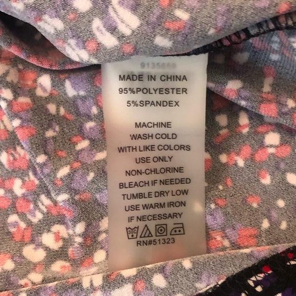 Vince Camuto - Drape Neck Faux Wrap Print Stretch Top – Large - Picture 9 of 9